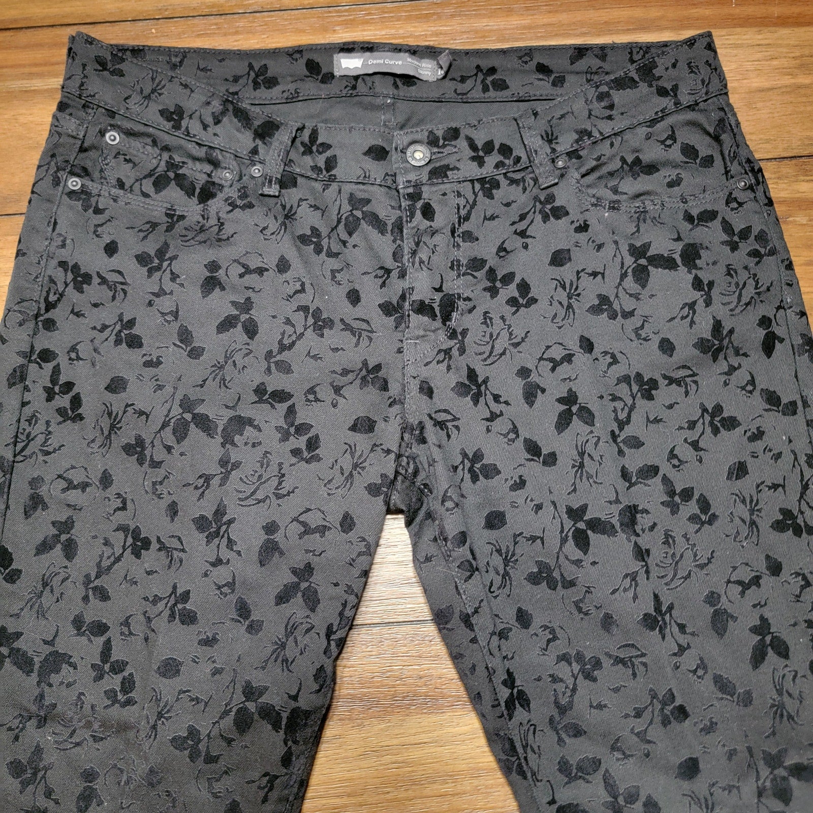Levi's Black Modern Rise Skinny Pants w/ Felt Floral Pattern - Size 14/32