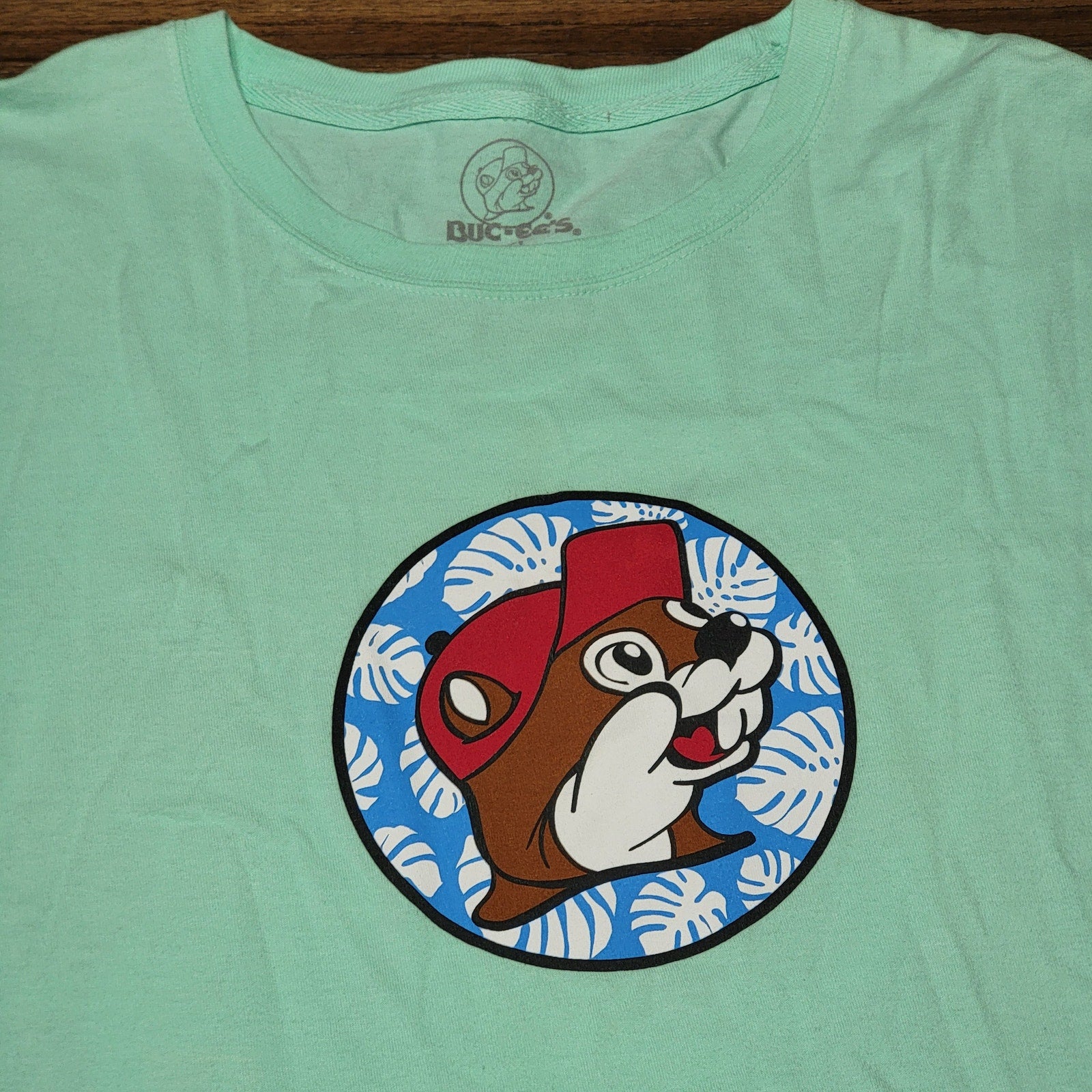 Buc-ee's Teal Tee Texas Parrot w/ a Buc-ee's Drink - Size AXL