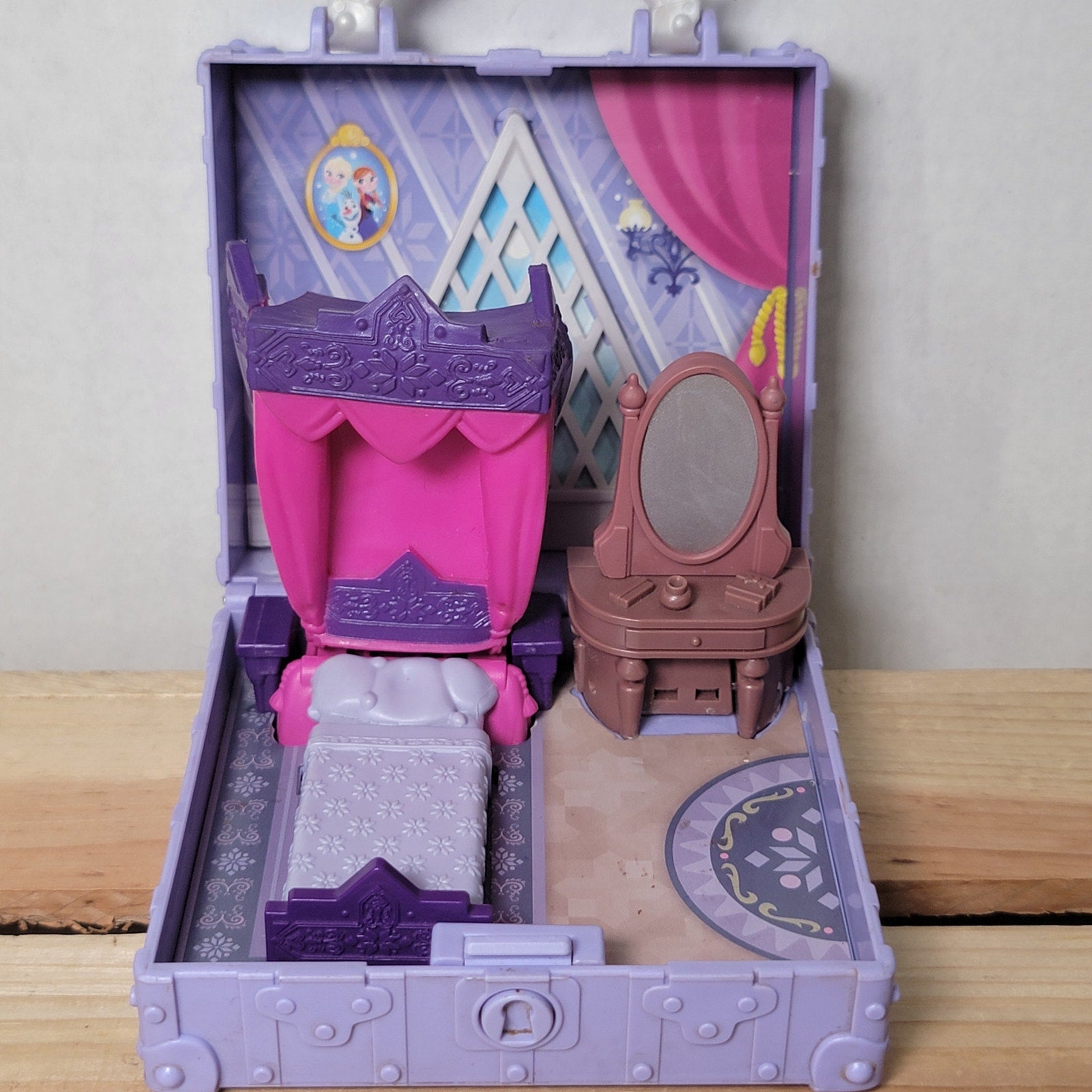 Disney Frozen 2 Pop Adventures Elsa's Bedroom Playset Carry-and-go-Case