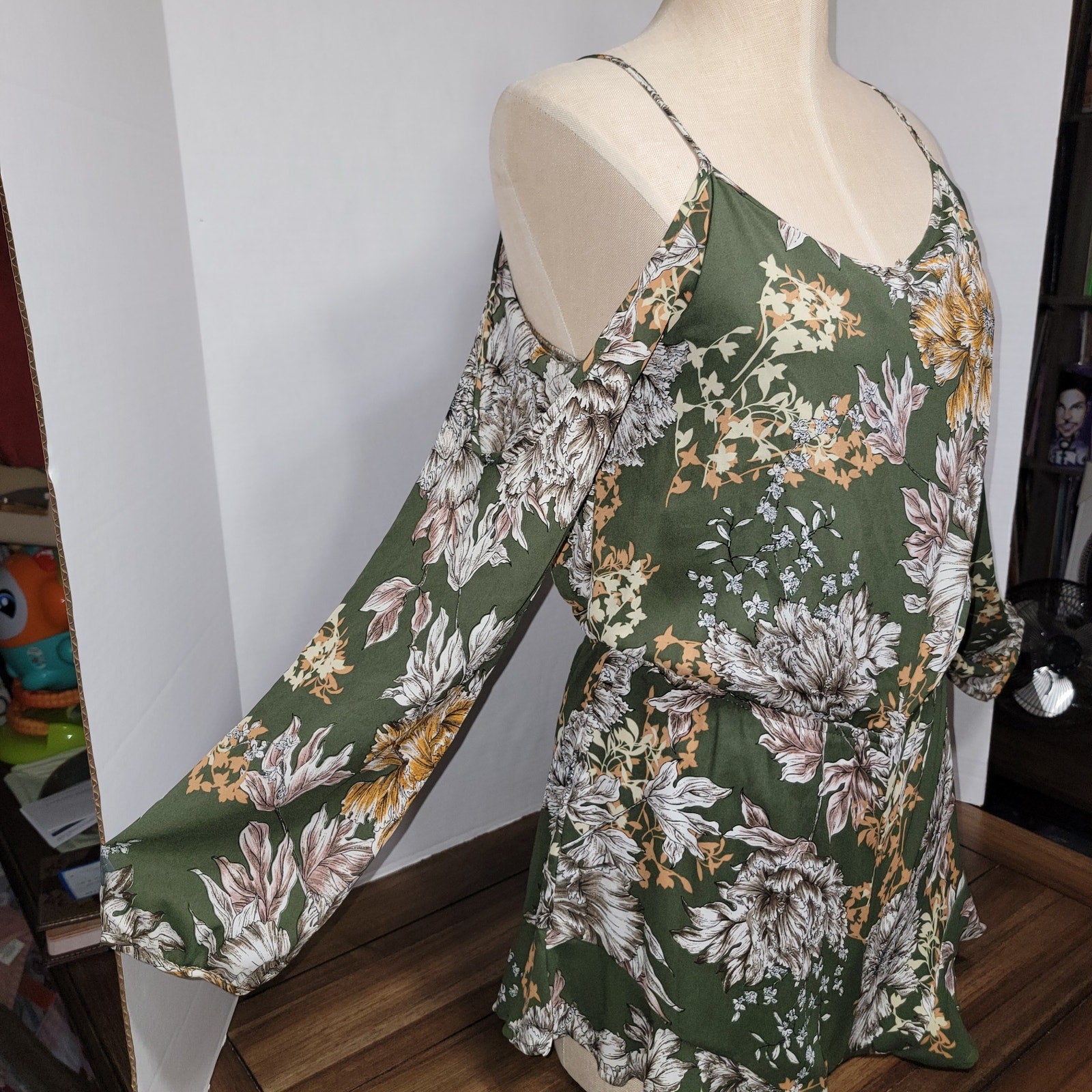 Altar'd State LS Green Floral Shorts Jumpsuit w/ Open Sleeves - Size Medium