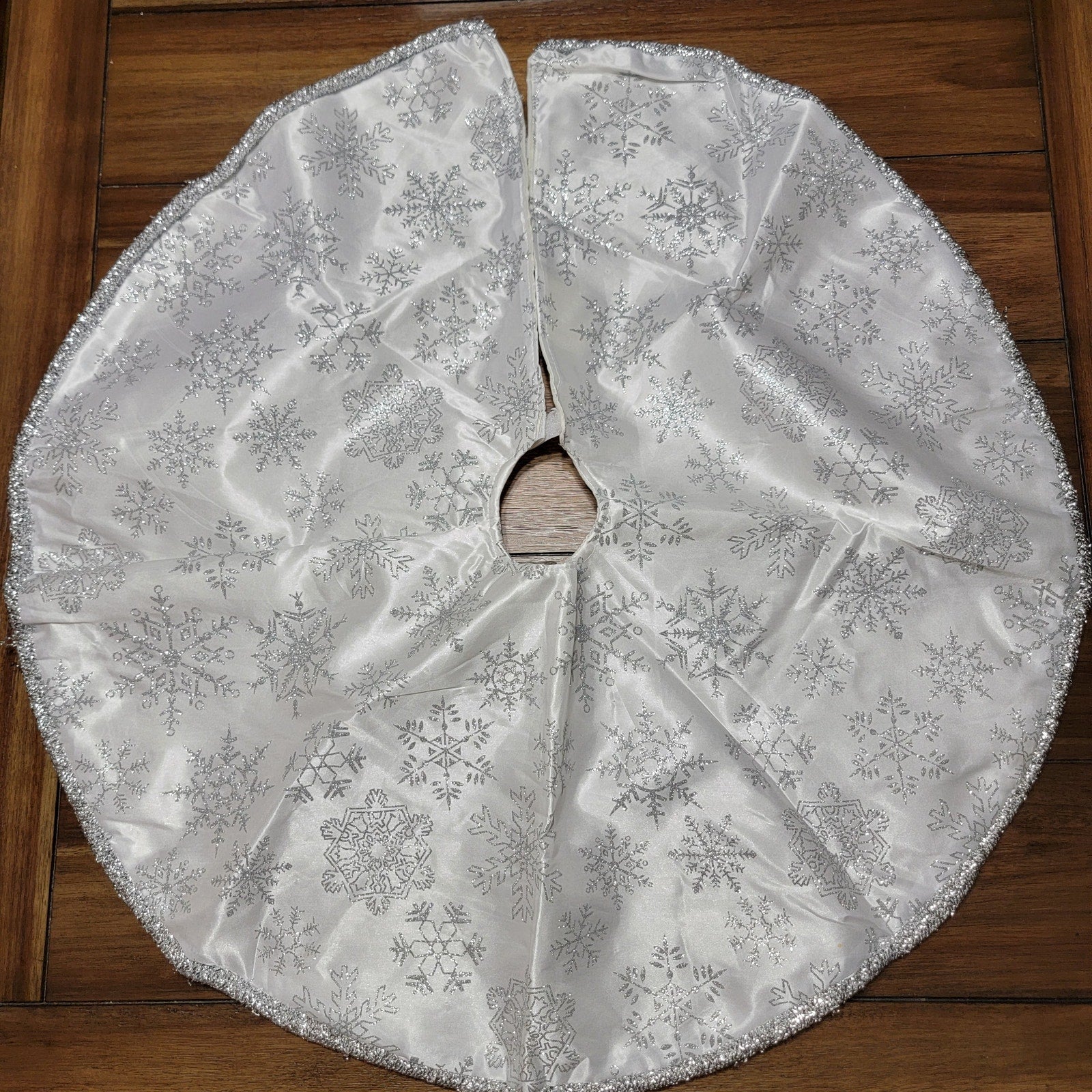 Silver Snowflake Glitter Tree Skirt