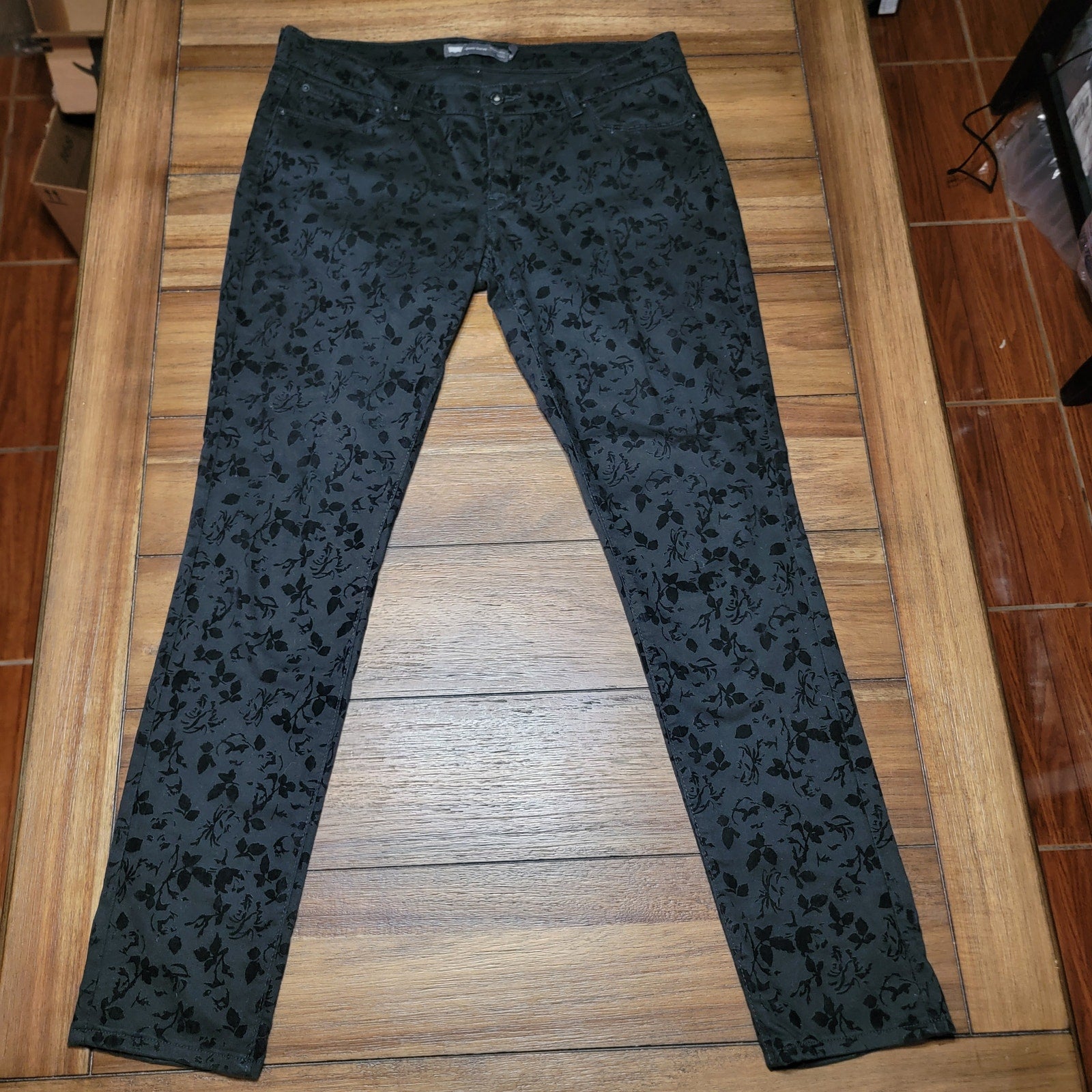 Levi's Black Modern Rise Skinny Pants w/ Felt Floral Pattern - Size 14/32