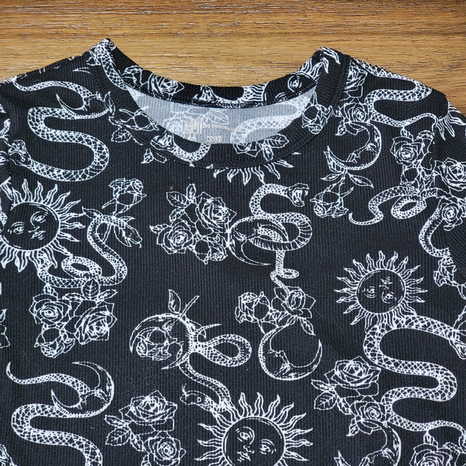 No Boundaries Ribbed Black LS Shirt Snakes, Suns & Roses - Size XS (1)