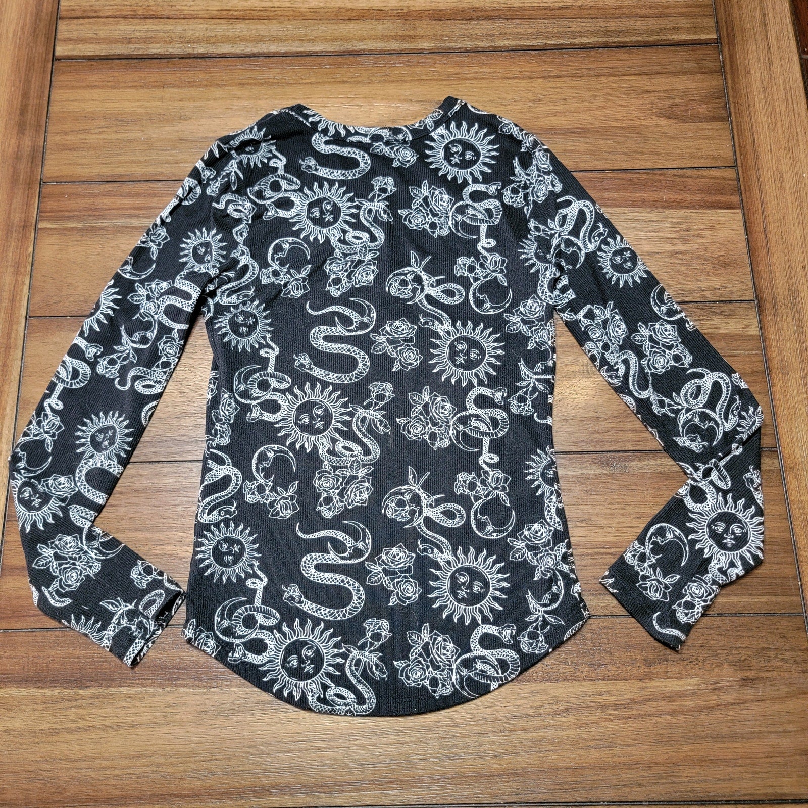 No Boundaries Ribbed Black LS Shirt Snakes, Suns & Roses - Size XS (1)
