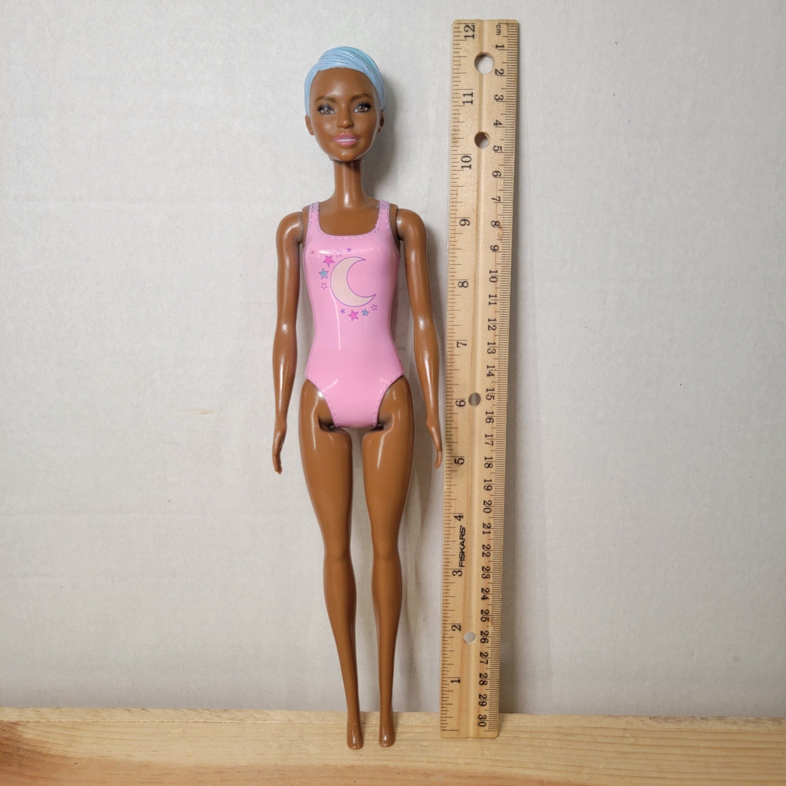 2019 Mattel Color Reveal African American Barbie Doll w/ Blue Hair Pink Swimsuit