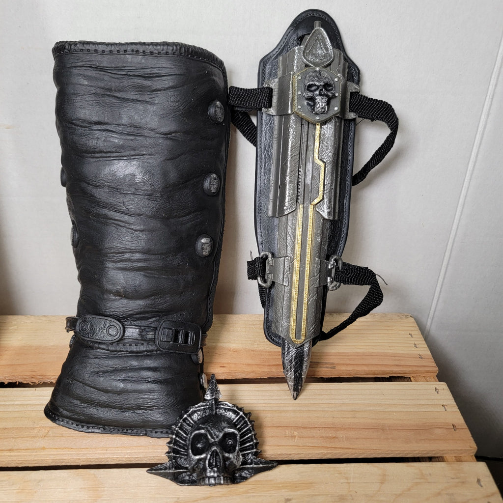 Assassins Creed Pirate Hidden Blade w/ Gauntlet & Skull Buckle