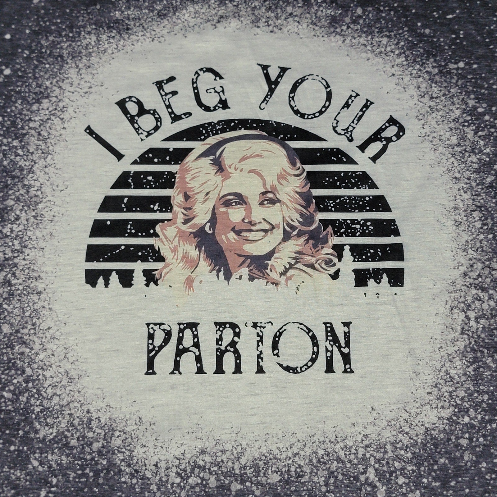 B&W Bleach Dyed Tee "I Beg Your Parton" Dolly Parton - Size XL