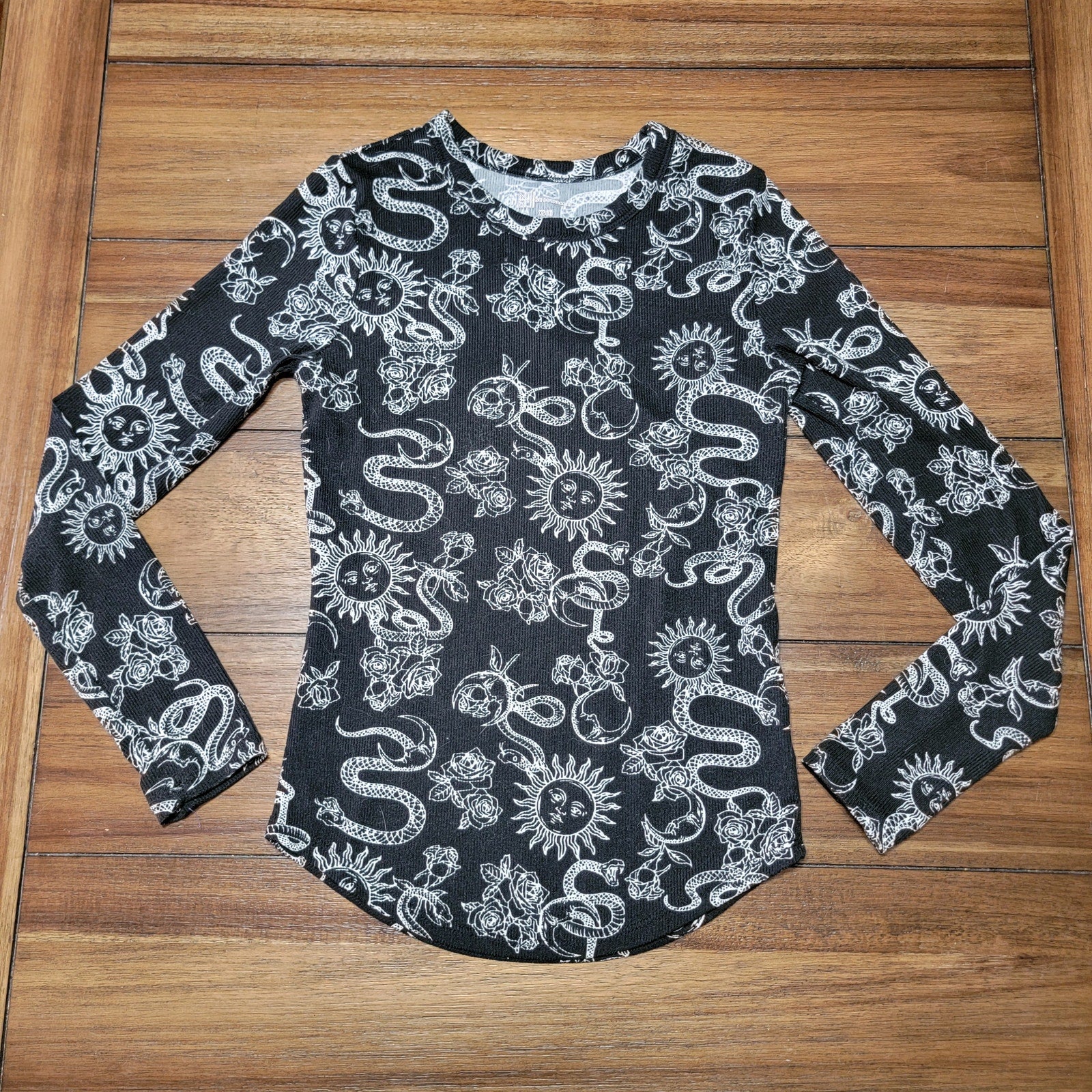 No Boundaries Ribbed Black LS Shirt Snakes, Suns & Roses - Size XS (1)