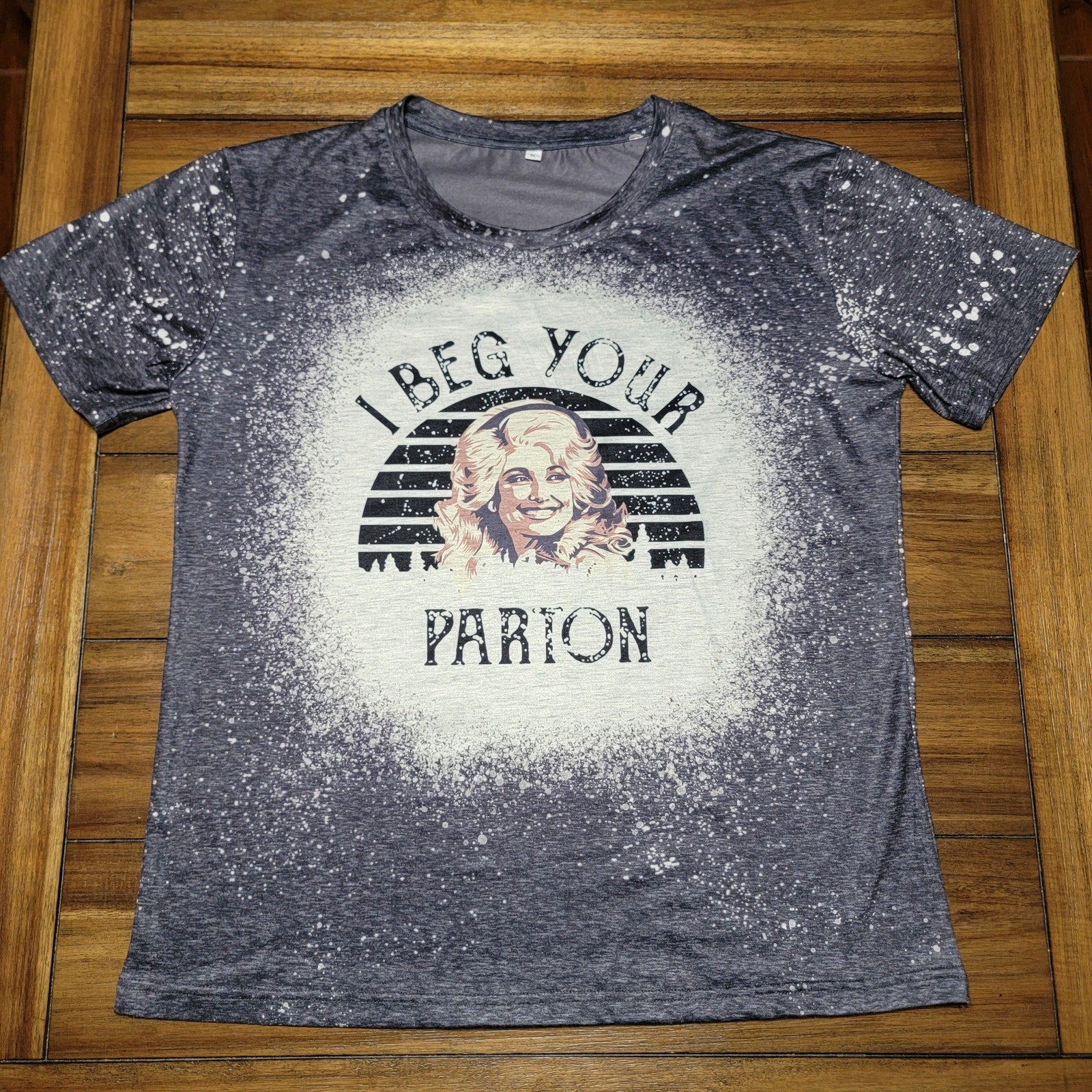 B&W Bleach Dyed Tee "I Beg Your Parton" Dolly Parton - Size XL