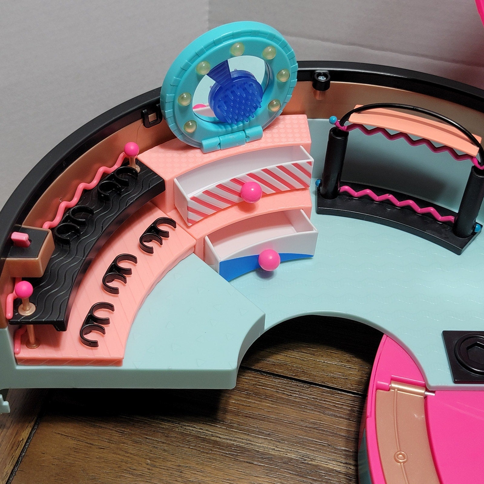 L.O.L. Surprise Hair Salon Playset